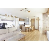 家族で寛ぐ広いリビングとつながる寝室