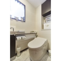 湿気対策とデザイン性で壁にエコカラットを取り入れたトイレ