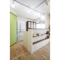 壁付キッチンから対面に変更。背面のコーナーパントリーも便利。