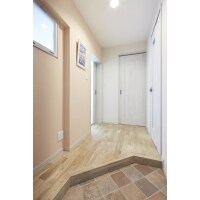 小窓で明るい陽光を採り入れた玄関。人感センサーの照明も便利。