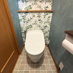 元々のトイレからは想像ができない程の仕上がりとなりました。
お選びいただいたクロスがイメージよりずっと素敵だったと奥様に感動していただきました。