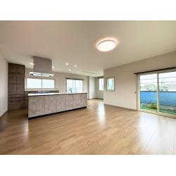 間仕切り壁を撤去し、広いＬＤＫへ生まれ変わりました。