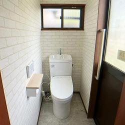 洋式トイレに変更し、手すり、リモコンもつけ、安全快適になりました。内装も一新し、とても清潔感ある明るい空間になりました。