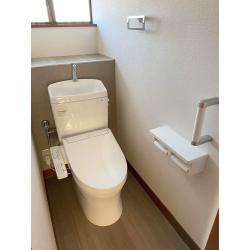 温かみある内装と使い心地のトイレ空間
