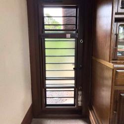 新しい勝手口ドアで、戸締りも安心。広いキッチンが明るく風通しが良くなりました。