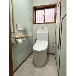 アクセントクロスで明るい雰囲気に。将来のために手すりも取り付けました。