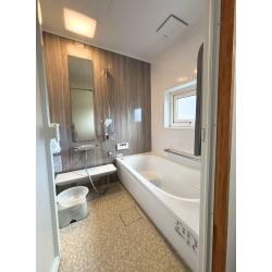 滑らず冷やっとしない「ほっカラリ床」、お湯が冷めにくい高断熱浴槽、明るく清潔感のある浴室にチェンジ！！