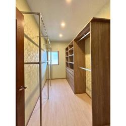 見せる収納にして、毎日のコーディネートを楽しく選べるようにした奥様の収納スペースです。