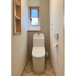 温かみのあるヘリンボーン柄のクッションフロアと、シンプルでお手入れのしやすい一体型トイレGG1－800を組み合わせました。