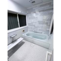 お好きな水色を取り入れつつ、明るい浴室に！