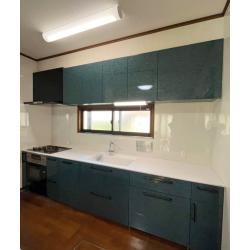 サイズを特注し、作業スペースと収納スペースが格段に増えました。