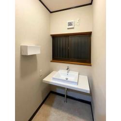 娘さん一家が帰省時に広々使えるようにと、不要なトイレを撤去して洗面室に変更。