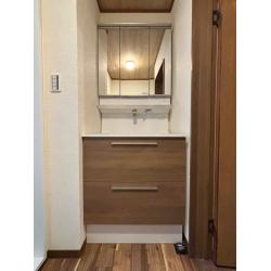 ２段引出し扉で使い勝手良く、収納力もアップ。壁水栓、三面鏡、タッチレス照明の洗面化粧台です。