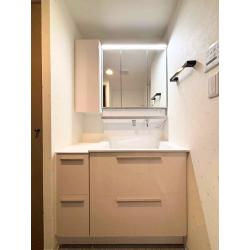 収納たっぷり、お手入れ簡単の洗面化粧台。