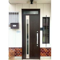 新築当時のイメージに近い扉を選びました。ドア交換が1日で完了するカバー工法での工事で、工事当日の夜から今まで不安だった防犯面で安心してお過ごしいただくことができ、大変ご満足いただけました。