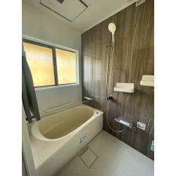 長年の汚れと寒さが気になる浴室から、快適な暖かい浴室へ。