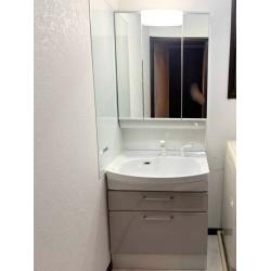 タカラスタンダードの洗面化粧台「オンディーヌ」は、ホーロー素材ならではの汚れにくさでお手入れがしやすく、毎日清潔にお使いいただけます。洗面化粧台横の壁にもホーローパネルを設置し、水ハネや汚れもサッと拭き取れます。
