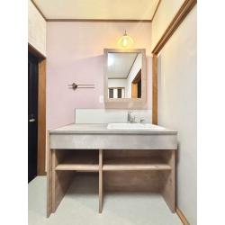 TOTOドレーナ。下のキャビネット部分には椅子を入れることも可能です。