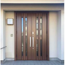 準防火地域での玄関の取替です。玄関防火戸でカバー工法のものはバリエーションが少ないのですが、引き戸から開きドアにすることで、防火を考えた重厚感のある立派な玄関になりました。