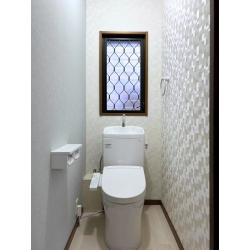 淡いブルーのアクセントクロスを取り入れ、透明感と清潔感のあるトイレ空間になりました。
また、トイレ・紙巻器・タオルリングをホワイトで揃えて統一感を出しました。