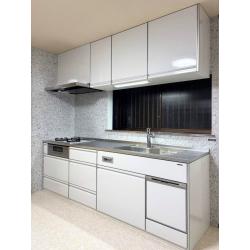 シンプルモダンなキッチンに生まれ変わりました。