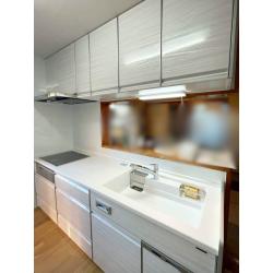 お掃除しやすく収納力があり明るい印象のタカラスタンダードのキッチンへ。