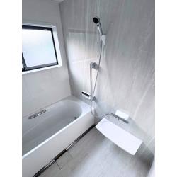 ホワイト系にシルバーが映える洗練されたデザイン。
清潔感溢れる浴室で気分も明るくなります。