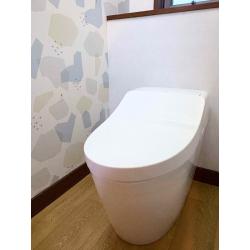 座って右手のかわいいクロスはさりげなくところどころにムーミンが！（サンゲツ：FE76699）