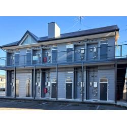 屋根と外壁を塗装して、アパートが見違えるほどきれいに。