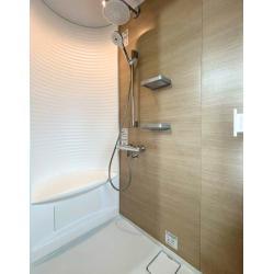 1.25坪のお風呂から0.5坪のシャワールームへ思い切ってリフォーム。ベンチ付きなので狭さを感じずゆっくりできます。その分洗面室が広くなり使い勝手がよくなりました。