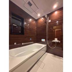 TOTOのサザナSタイプで、全面柄パネル、窓枠をブラックに、ダウンライトにグレードアップなどしてデザイン性を重視。
加えて、三乾王の設置、鏡や収納をなくすことで、清掃のしやすさも盛り込み、理想のお風呂を実現。