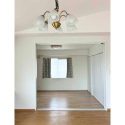 白の建具で明るい空間になりました。