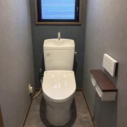 ベーシックなトイレですが、壁紙で雰囲気をシックにまとめてみました。