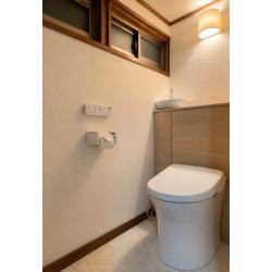 内装も明るくなり、キャビネット付きの手洗いを設置し、快適なトイレ空間になりました。