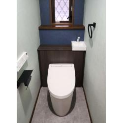 従来の手洗い付きタンク式トイレから、キャビネット付きトイレに交換しました。 キャビネット内に給水管や排水管を収納できるためスッキリし、見た目がスタイリッシュになり、お掃除もしやすくなります。 また、クロスや床材を貼り替え、アクセサリーまでトータルでコーディネートすることで、トイレ空間がオシャレにガラリと変わりました。