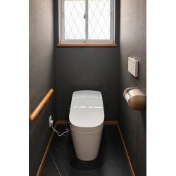 新しいトイレは、PanasonicのアラウーノZ160。
有機ガラス系のスゴピカ素材により、水アカや汚れが付きにくく、毎日のお手入れがラクになります。
トイレ交換と一緒に内装もリフォームし、ブラックを基調としたクロスと床材で落ち着きと高級感のある上質な空間に生まれ変わりました。