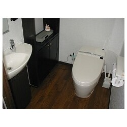 フローリングでシック雰囲気のトイレ