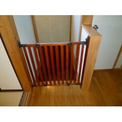 大きくなってベビーゲートを取り外した場合にも、
腰壁が転落防止にもなります。 既存の柱とも塗装して色合わせを行い違和感なく設置が出来ました。