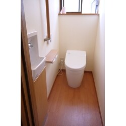 最新機能が付き、お手入れも簡単なトイレを採用。入り口の段差も解消し、入りやすいレストルームへと生まれ変わりました。