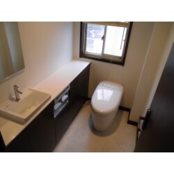 1階、2階のトイレ改修工事。便器類の交換の他、内装もリフレッシュし、収納を充実させました。