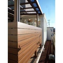 サンルームとウッドデッキの段差・隙間解消。洗濯干しも部屋からバリアフリーで安全。