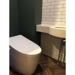 タンクレスのスタイリッシュなトイレに、モダンテイストの内装になりました。