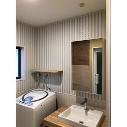 造作化粧台と壁紙で理想の空間になりました。