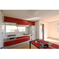 アクセントカラーは赤です。