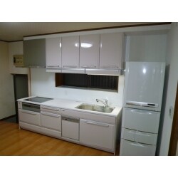 光沢感があり、デザインのあるおしゃれなキッチン。既存の冷蔵庫ともよく合います。