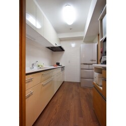 「ラクして楽しく！見た目にもこだわった動線改善」

ご依頼内容は給水管の衛生面の不安解消と水まわりの改善。”使いやすく、清潔で、心地よく過ごしたい” とのご希望でした。そこで、デッドスペースを利用したお風呂の拡張、キッチンの設置場所の再考、給排水管の交換と併せて床高さを全て統一等、ご夫婦が安心して落ち着ける空間を目指しました。

内装はお客様がお好きな【アイボリー】をメインカラーとし、見た目のスマートさにもこだわりました。
