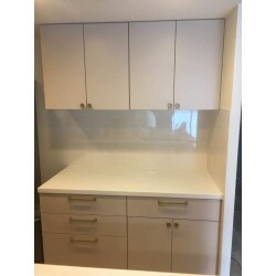 キッチン周りをすっきりさせるために食器棚を据え付けました。
今までは家電や食器、雑貨が増えるごとに収納棚を買い足してきたので、収納や棚の高さがバラバラで家事もしにくく雑貨も丸見えでしたが、家電や食器をスマートに収納できる食器棚にしたことで、家事の効率がアップ。収納棚が倒れることもなくなったので地震対策にもなり安心しました。