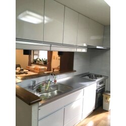 長年愛用したキッチンも、水廻りや収納が少し使いづらくなってきたので思い切ってリフォーム。シンクやガスコンロは自分になじんだサイズそのままに新しくなり、収納力は格段にアップ！。毎日のお皿の出し入れも楽になりました。