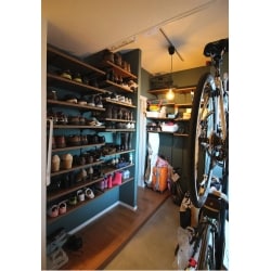 洋室の一部を改装して造作したエントランスクローク。
ご夫婦共通の趣味であるロードバイクもすっきり収まり、
また、ベビーカー等も余裕で収納。