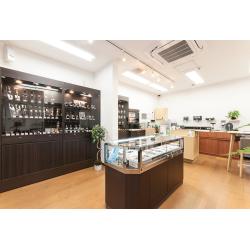 店舗中央のショーケースは元からあるものですが、ダークブラウンの木目柄のダイノックシートを貼ることで、新しく購入した収納棚とデザインを揃えました。